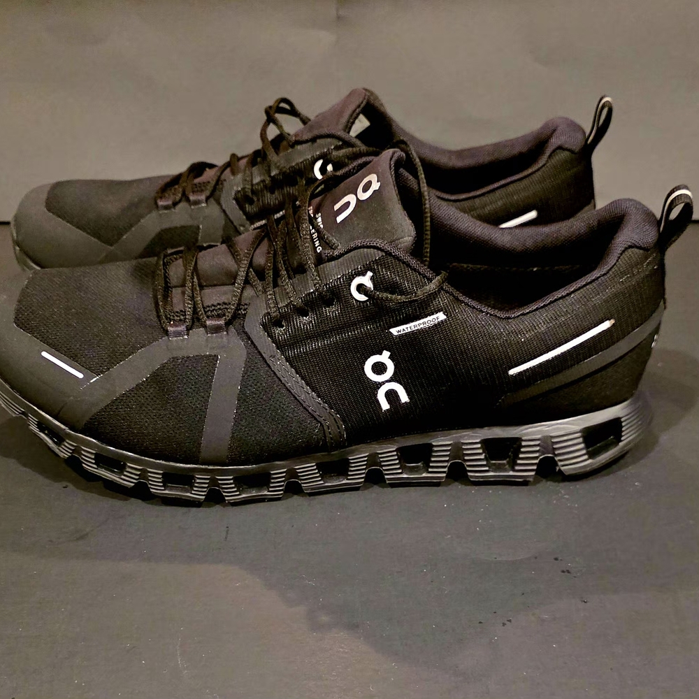On Cloud 5 Waterproof Running Men's Black and White Athletic Shoes Size 11.5